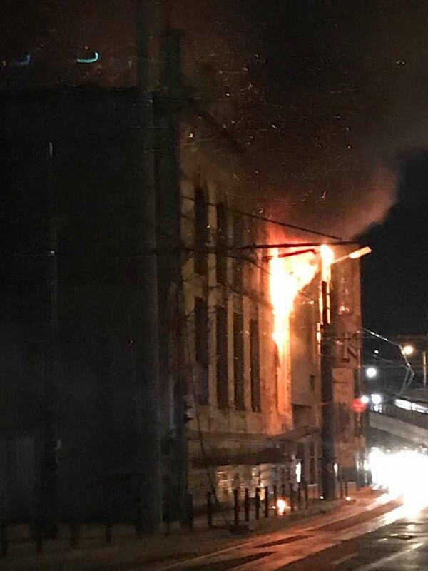 Φωτιά σε κτίριο στο κέντρο του Πειραιά