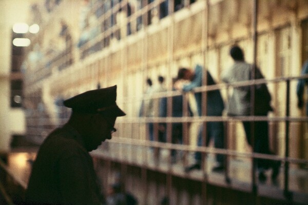 Η ατμόσφαιρα του εγκλήματος στις μοναδικές φωτογραφίες του Gordon Parks