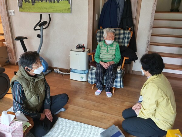 Νότια Κορέα: 96χρονη ανάρρωσε από τον κορωνοϊό και επέστρεψε σπίτι της