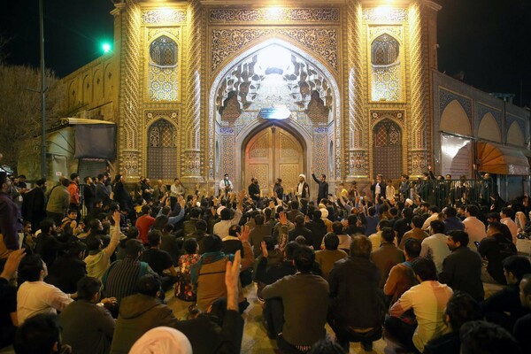 Ιράν: Σιίτες συγκεντρώθηκαν σε τεμένη παρά τις απαγορεύσεις λόγω κορωνοϊού