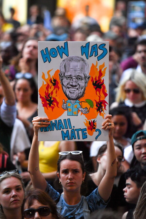 «Σώστε μας από την κόλαση»: Χιλιάδες Αυστραλοί στους δρόμους κατά του πρωθυπουργού τους