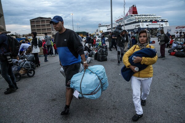 Δύο πλοία με πάνω από 850 αιτούντες άσυλο φτάνουν στον Πειραιά