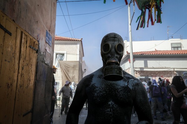 Η πολύχρωμη Καθαρά Δευτέρα στο Γαλαξίδι: Φωτογραφίες από τα «Αλευρομουτζουρώματα»