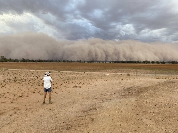 Σφοδρές αμμοθύελλες κάνουν τη μέρα νύχτα στην Αυστραλία