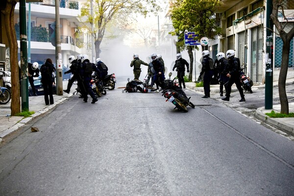 Επεισόδια στο Κουκάκι: Ανακατάληψη κτιρίων από αντιεξουσιαστές - Χημικά από την ΕΛ.ΑΣ