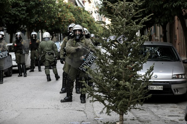 Επεισόδια στο Κουκάκι: Ανακατάληψη κτιρίων από αντιεξουσιαστές - Χημικά από την ΕΛ.ΑΣ