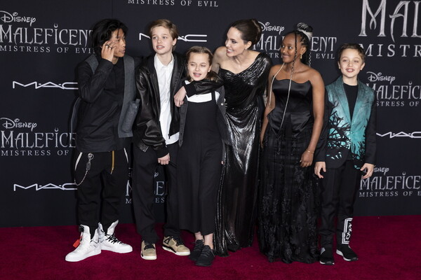 Η Αντζελίνα Τζολί στην πρεμιέρα του νέου «Maleficent» - Μαζί με τα παιδιά, τον αδερφό και τον πατέρα της