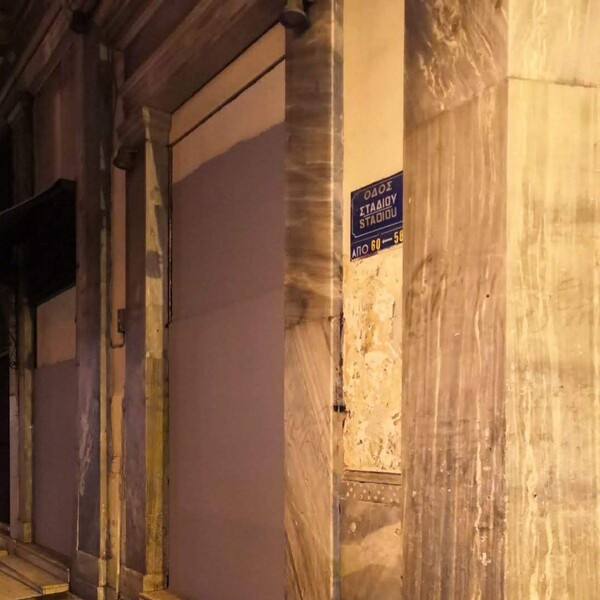 Αντιγκράφιτι επιχείρηση του Δήμου Αθηναίων στην Ομόνοια - Καθάριζαν για ημέρες με τόνους νερού