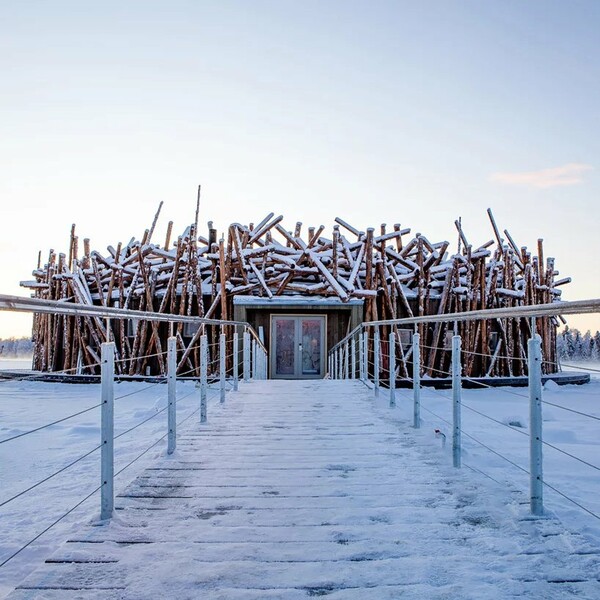Ένα μαγικό ξενοδοχείο που επιπλέει πάνω στον πάγο και το χιόνι του Αρκτικού Κύκλου