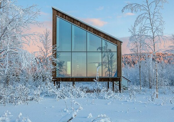 Ένα μαγικό ξενοδοχείο που επιπλέει πάνω στον πάγο και το χιόνι του Αρκτικού Κύκλου