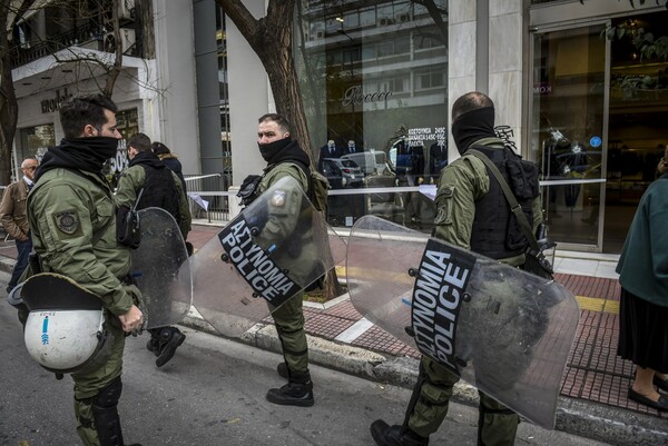 Επεισόδια μεταξύ αγνώστων και ΜΑΤ πίσω από την ΑΣΟΕΕ