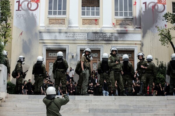 Ένταση και χημικά στην ΑΣΟΕΕ: Επεισόδια με τα ΜΑΤ