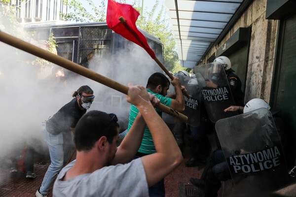 Επεισόδια και τραυματισμός στο φοιτητικό συλλαλητήριο - Μπαράζ κινητοποιήσεων στην Αθήνα
