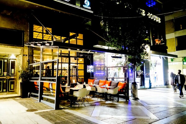 Κορωνοϊός: Η πρώτη νύχτα της Αθήνας μετά την ανακοίνωση για τα κλειστά μπαρ και καφέ