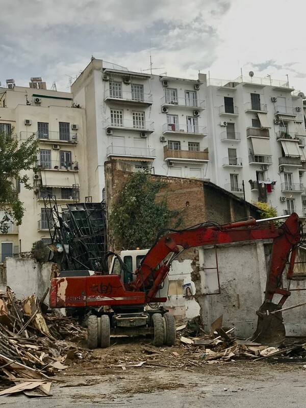 Κατεδαφίζεται το ιστορικό θέατρο Αθήναιον: Μπουλντόζες στην παλιά σκηνή της Πατησίων