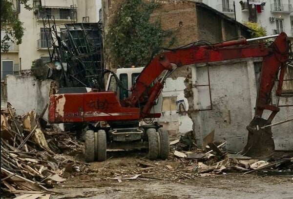 Κατεδαφίζεται το ιστορικό θέατρο Αθήναιον: Μπουλντόζες στην παλιά σκηνή της Πατησίων