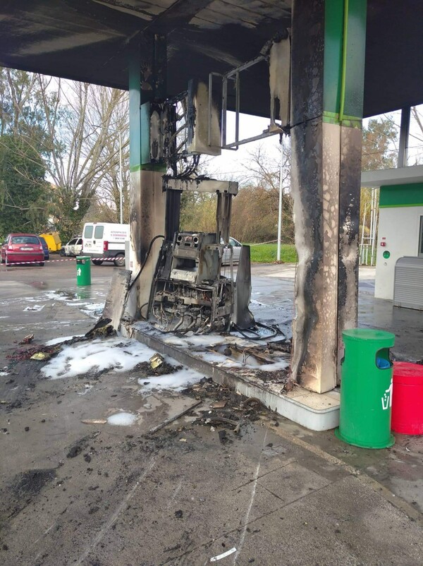 Κέρκυρα: Αυτοκίνητο έπεσε σε αντλία βενζινάδικου - Πήρε φωτιά και κάηκε ολοσχερώς