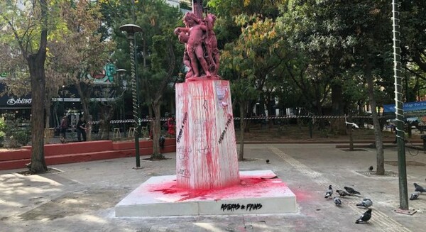 Βανδάλισαν ξανά το άγαλμα στην πλατεία Εξαρχείων - Πέταξαν μπογιές και έγραψαν συνθήματα
