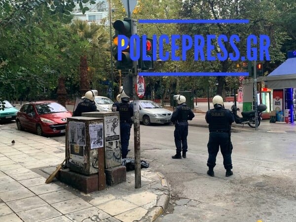 Βανδάλισαν ξανά το άγαλμα στην πλατεία Εξαρχείων - Πέταξαν μπογιές και έγραψαν συνθήματα