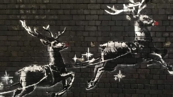 Το νέο έργο του Banksy για τον άστεγο «Άγιο Βασίλη» που σέρνουν οι τάρανδοι