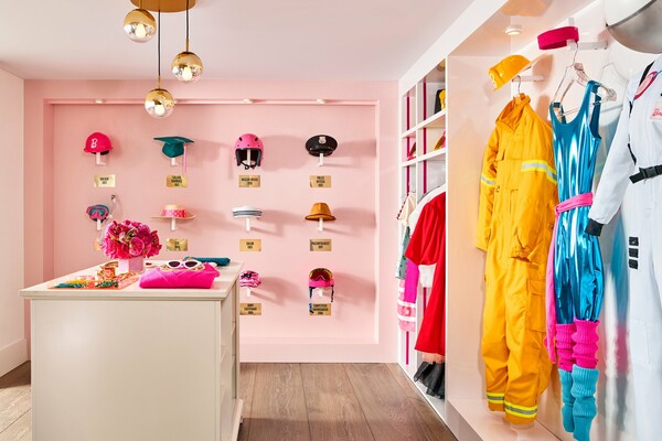 Η Airbnb ενοικιάζει το «αληθινό» σπίτι της Barbie και είναι γεμάτο ρούχα, παπούτσια και αξεσουάρ