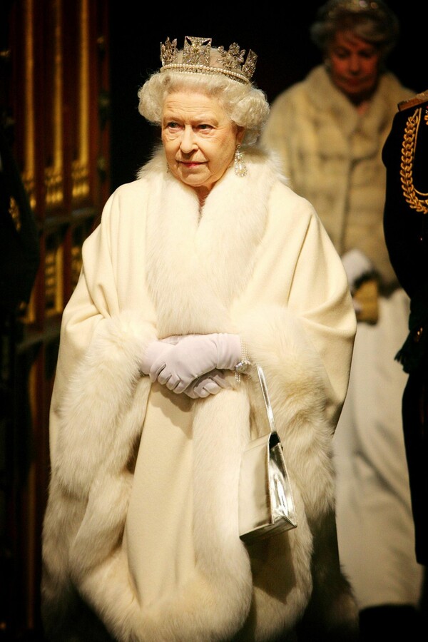 Η βασίλισσα Ελισάβετ λέει «όχι» στην αληθινή γούνα - Για πρώτη φορά στην ιστορία