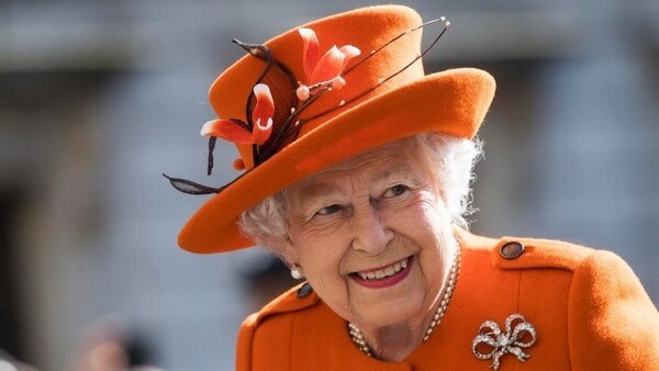 Η βασίλισσα Ελισάβετ λέει «όχι» στην αληθινή γούνα - Για πρώτη φορά στην ιστορία