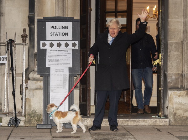 Με τον σκύλο του πήγε να ψηφίσει ο Μπόρις Τζόνσον - Τεράστιες ουρές και αναμονή στα εκλογικά κέντρα