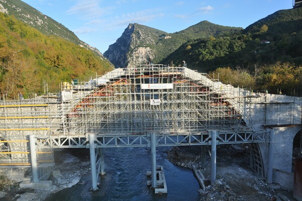 Γεφύρι της Πλάκας: Πώς αναστηλώθηκε το μεγαλύτερο μονότοξο γεφύρι των Βαλκανίων
