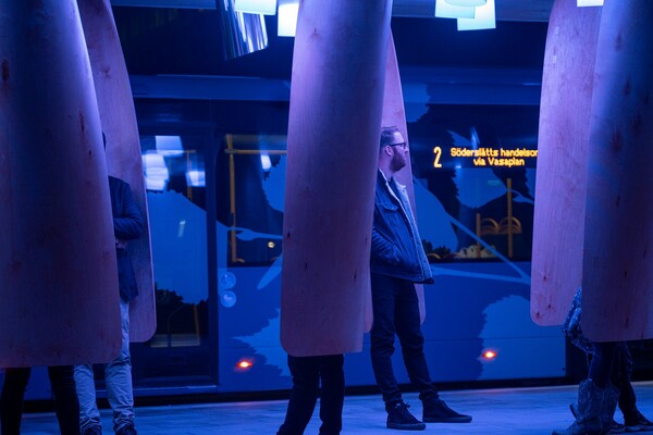 Μια διαδραστική στάση λεωφορείου που ειδοποιεί με φως και ήχους τους επιβάτες που περιμένουν