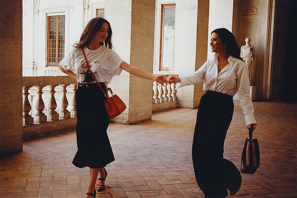 H Κάθριν Ζέτα Τζόουνς και η 16χρονη κόρη της χορεύουν στη Ρώμη για τον οίκο Fendi