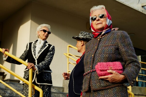 Πέντε Ιταλίδες γιαγιάδες αδελφές που λατρεύουν την Chanel