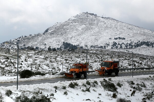 Σε επιφυλακή η Αττική για την κακοκαιρία Ζηνοβία - 18 εκχιονιστικά και αλάτι στους Δήμους στέλνει η Περιφέρεια