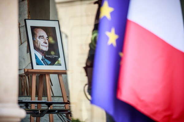 Οι Γάλλοι αποχαιρετούν τον Ζακ Σιράκ - Ουρές στο Μέγαρο των Ηλυσίων