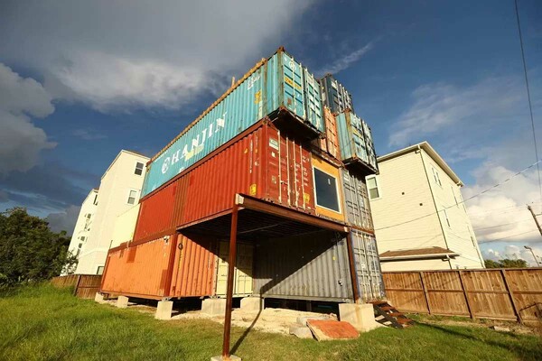 Αυτά τα έντεκα κοντέινερ συνθέτουν ένα τρομερά καλόγουστο σπίτι 230 τ.μ.