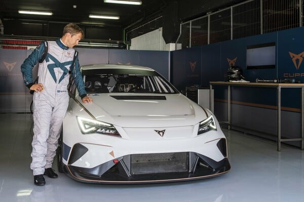 Το ξεχωριστό CUPRA e-Racer βρίσκεται σε καλά χέρια