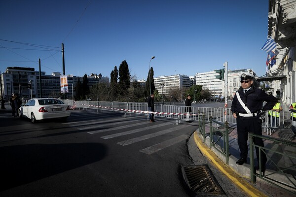 Δύο διαδηλώσεις στο κέντρο της Αθήνας για το προσφυγικό - Κλειστό το μετρό Συντάγματος