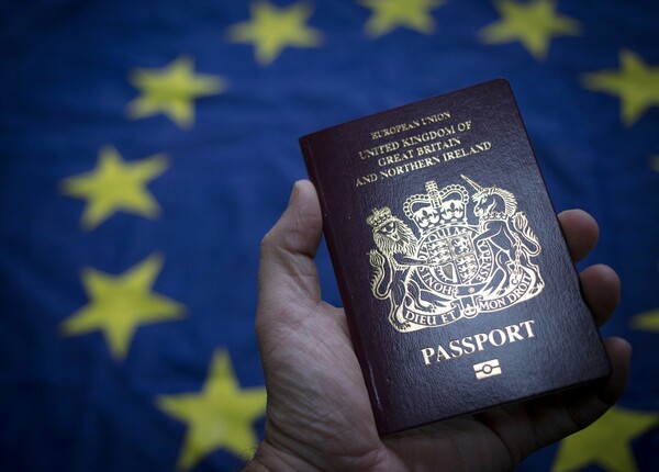 Brexit: Η Βρετανία παρουσίασε τα νέα μπλε διαβατήρια που τυπώνονται από Γάλλους στη Πολωνία