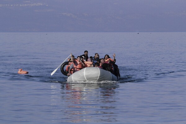 Αντιδράσεις από τη Διεθνή Αμνηστία για το πλωτό φράγμα στο Αιγαίο