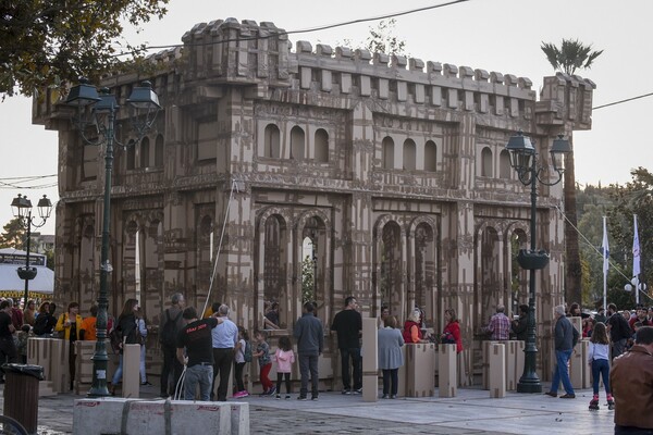 Ένα μνημειώδες κτίριο από 1.000 χάρτινα κιβώτια στήθηκε στην Ελευσίνα
