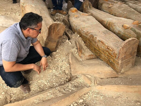 Αίγυπτος: Αρχαιολόγοι ανακάλυψαν τάφο με 20 άθικτες σαρκοφάγους