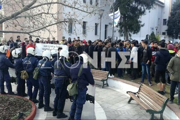 Εκρηκτική η κατάσταση στη Λέσβο: Συνεχίζεται η ένταση μετά τα χθεσινά χημικά σε μετανάστες