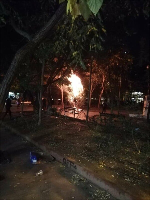 Εξάρχεια: Άγνωστοι έκαψαν και το δεύτερο χριστουγεννιάτικο δέντρο στην πλατεία