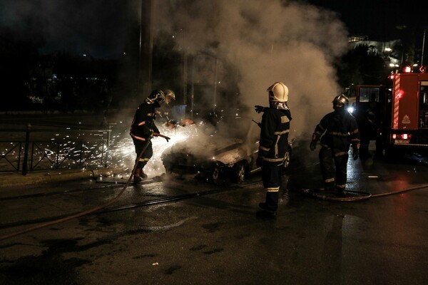 Χωρίς τέλος οι εμπρησμοί στην Αθήνα: Έκαψαν αυτοκίνητα στο Κολωνάκι