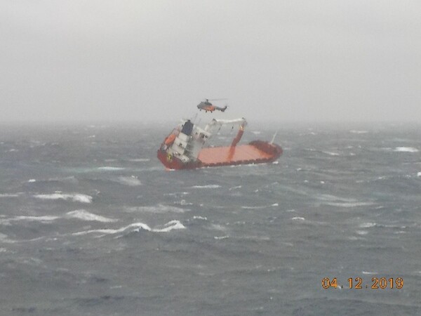 Μεγάλη επιχείρηση διάσωσης ναυτικών από φορτηγό πλοίο - Πλέει ακυβέρνητο με ανέμους 9 μποφόρ