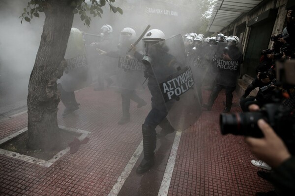 Ένταση και χημικά στην Αθήνα: Επεισόδια με τα ΜΑΤ μετά το φοιτητικό συλλαλητήριο