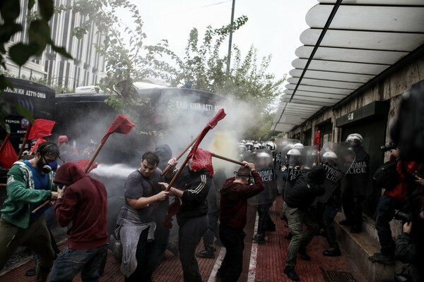Ένταση και χημικά στην Αθήνα: Επεισόδια με τα ΜΑΤ μετά το φοιτητικό συλλαλητήριο
