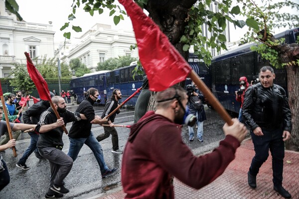 Ένταση και χημικά στην Αθήνα: Επεισόδια με τα ΜΑΤ μετά το φοιτητικό συλλαλητήριο