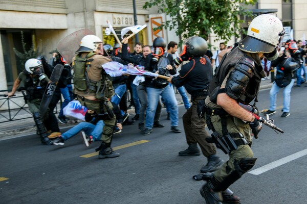 Κλωτσιές, γροθιές, χημικά και μάχες σώμα με σώμα - Οι φωτογραφίες από τα επεισόδια στην Αθήνα