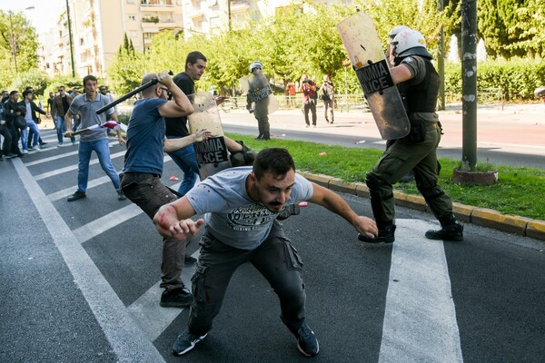 Κλωτσιές, γροθιές, χημικά και μάχες σώμα με σώμα - Οι φωτογραφίες από τα επεισόδια στην Αθήνα